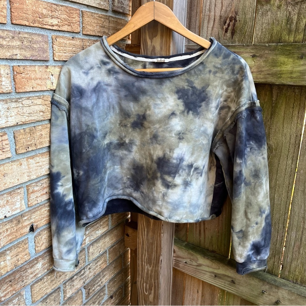 POL Earthy Tie-Dye Green/Black Cropped Sweatshirt